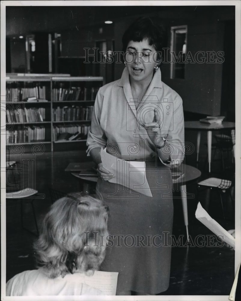 1961 Press Photo Carol Begel the Producer of TV show, &quot;Young Moderns Talk Books&quot; - Historic Images