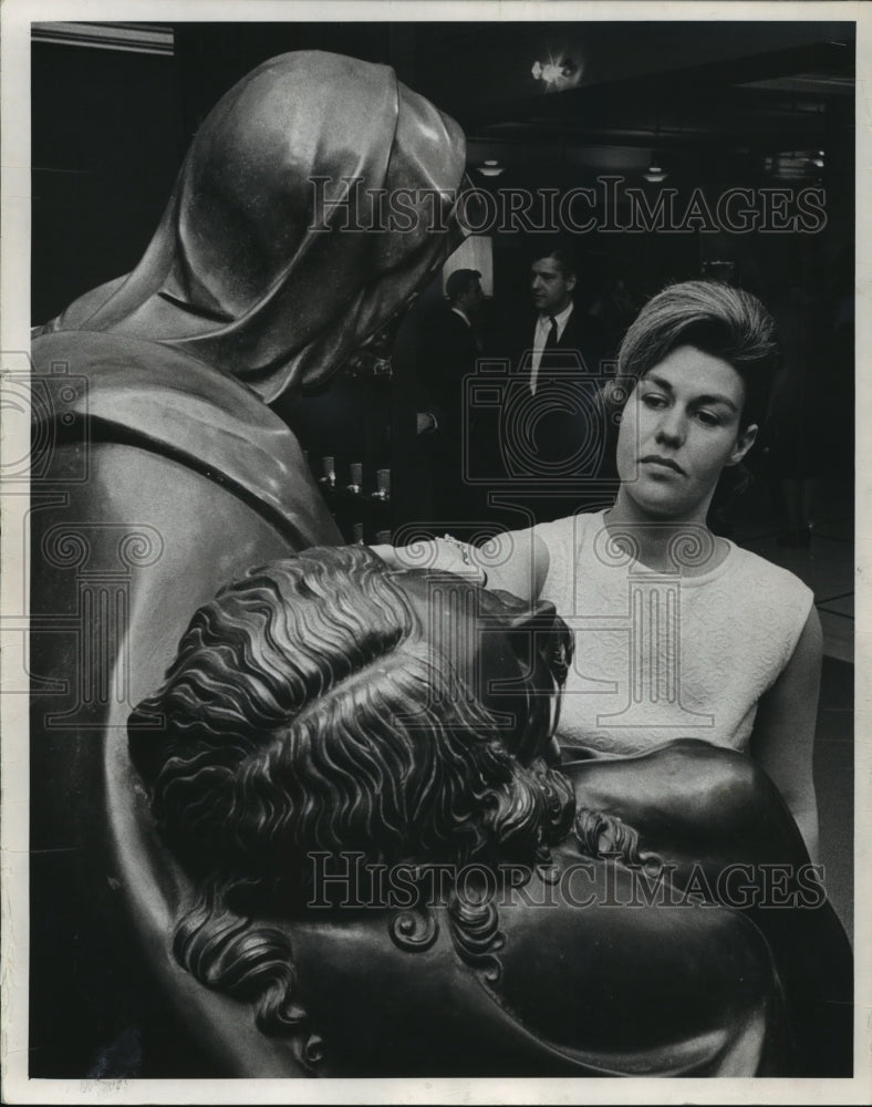 1964 Press Photo Mrs. Matthew Spiege Admires the Michelangelo&#39;s Pieta Display-Historic Images