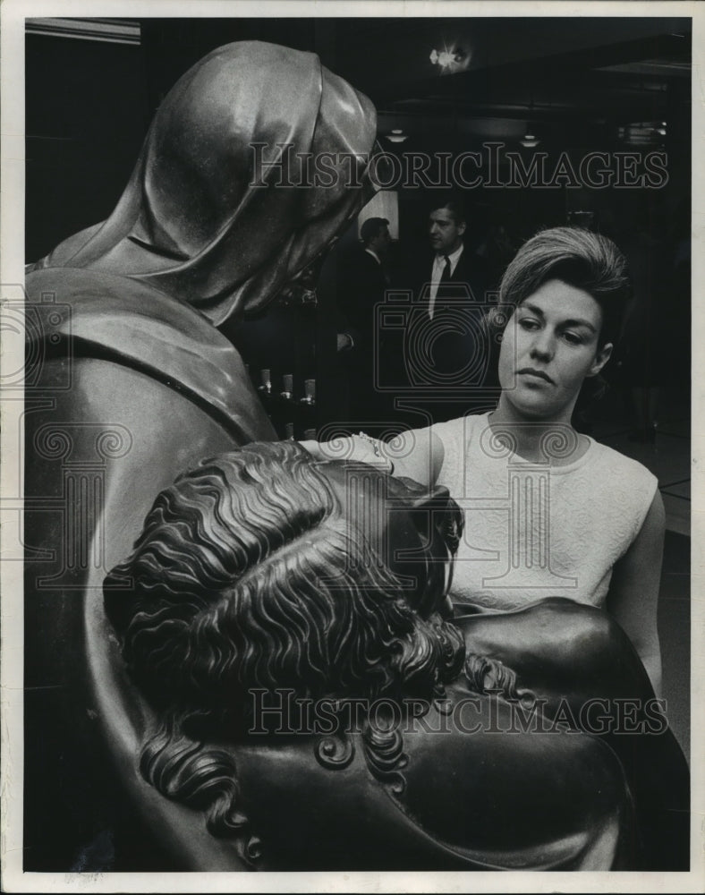 1964 Press Photo Mrs. Matthew Spiege Admires the Michelangelo's Pieta Display-Historic Images