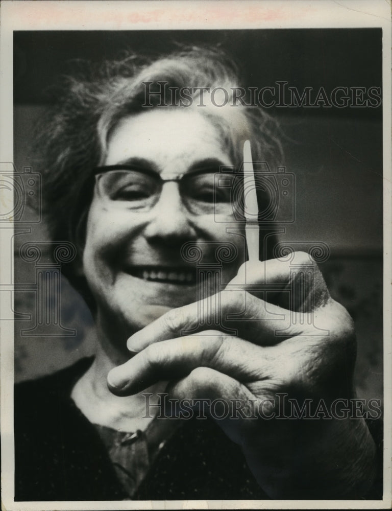 1968 Press Photo Mrs. Hudson holds one new finger joint that restored her hand-Historic Images
