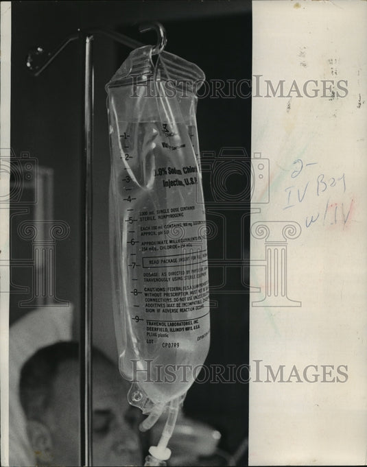1973 Press Photo at St. Joseph's Hospital an intravenous solution is normal care-Historic Images