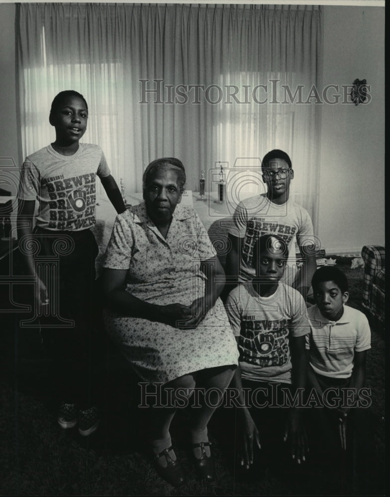 1984 Press Photo Alice Curtis, 65, is a foster mother to these kids in Wisconsin-Historic Images