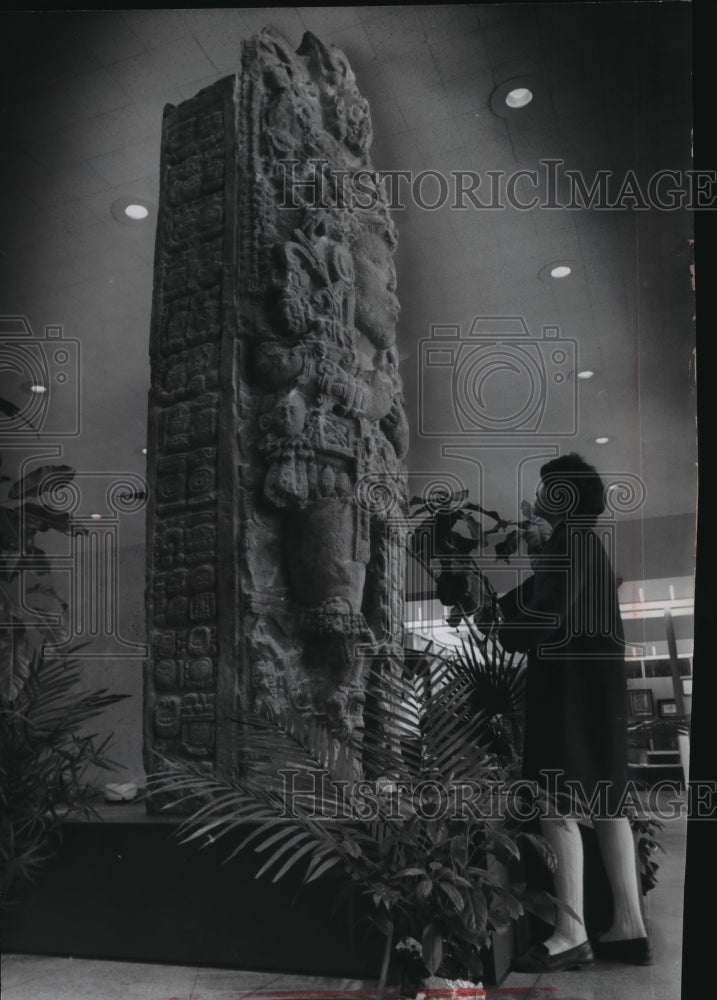 1964 Press Photo Janice Tegge examining a Mayan stele at a museum in Milwaukee - Historic Images