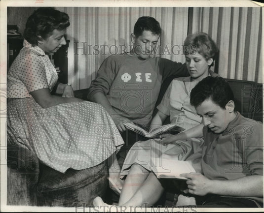 1962 Press Photo Mrs.George Dinges examined school books with her three children-Historic Images