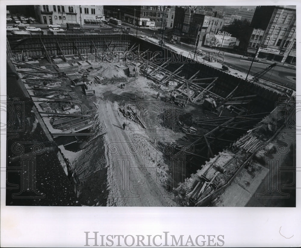 1960 Press Photo Construction on a building in Milwaukee, Wisconsin - Historic Images