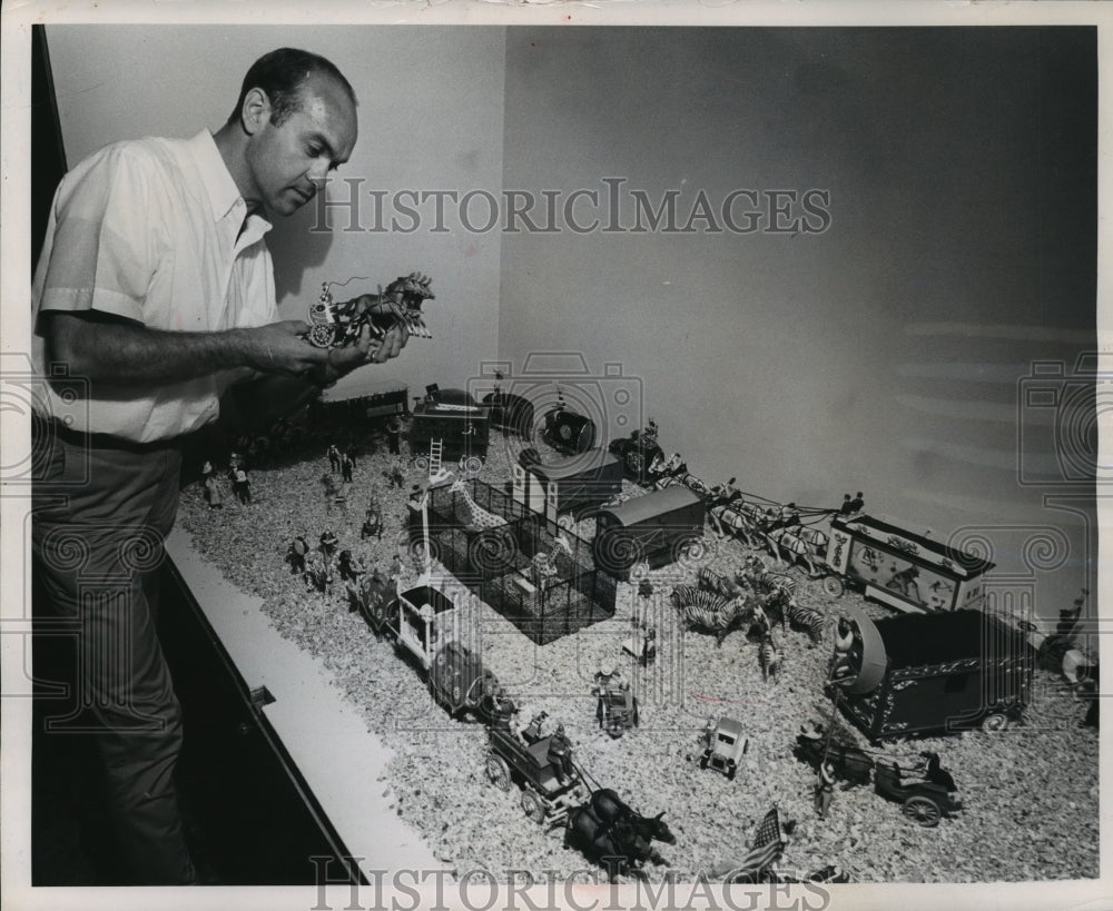 1963 Press Photo Circus Diorama In Milwaukee Museum And Designer Lee Tishler - Historic Images