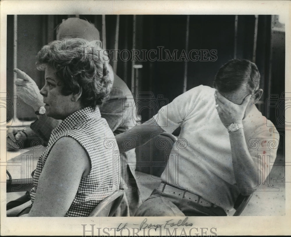 1974 Press Photo The parent&#39;s of Richard C. Flynn listen to witnesses, Milwaukee - Historic Images