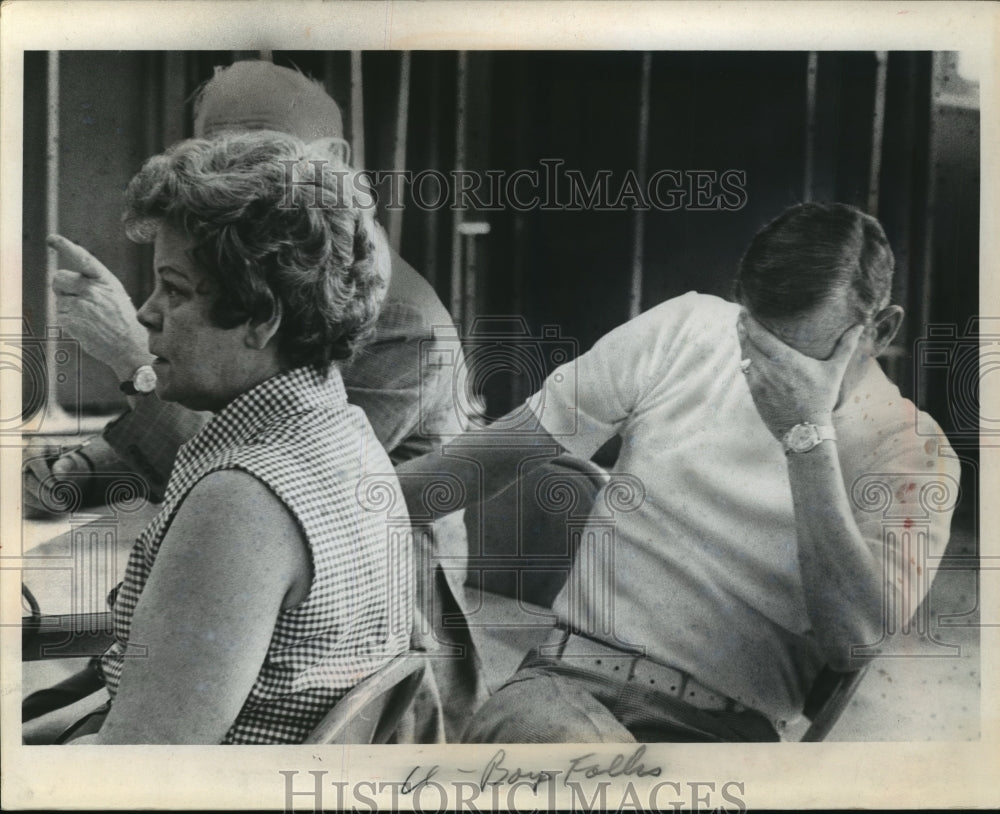 1974 Press Photo The parent's of Richard C. Flynn listen to witnesses, Milwaukee - Historic Images