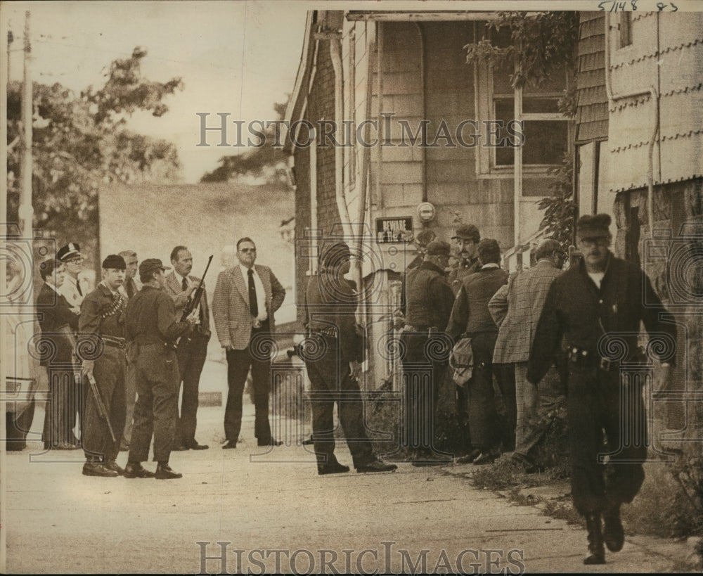 1977 Press Photo Two hostages brought out back entrance of a house in Milwaukee-Historic Images