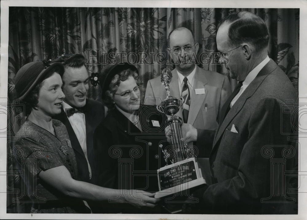 1953 Press Photo Lone Pine 4-H club of Saint Croix county receiving an award - Historic Images