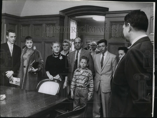 1950's Press Photo Group tour in editorial conference room at Milwaukee Journal - Historic Images
