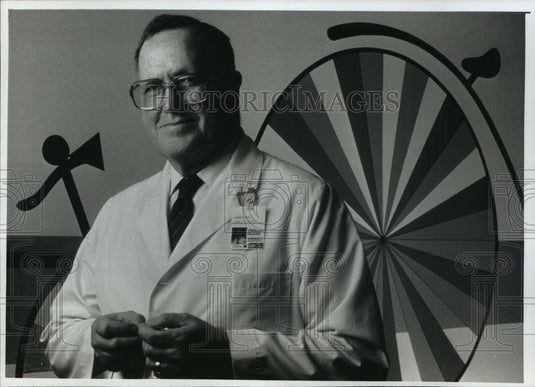 1993 Dr. Starkey D. Davis of  the Medical College of Wisconsin.-Historic Images