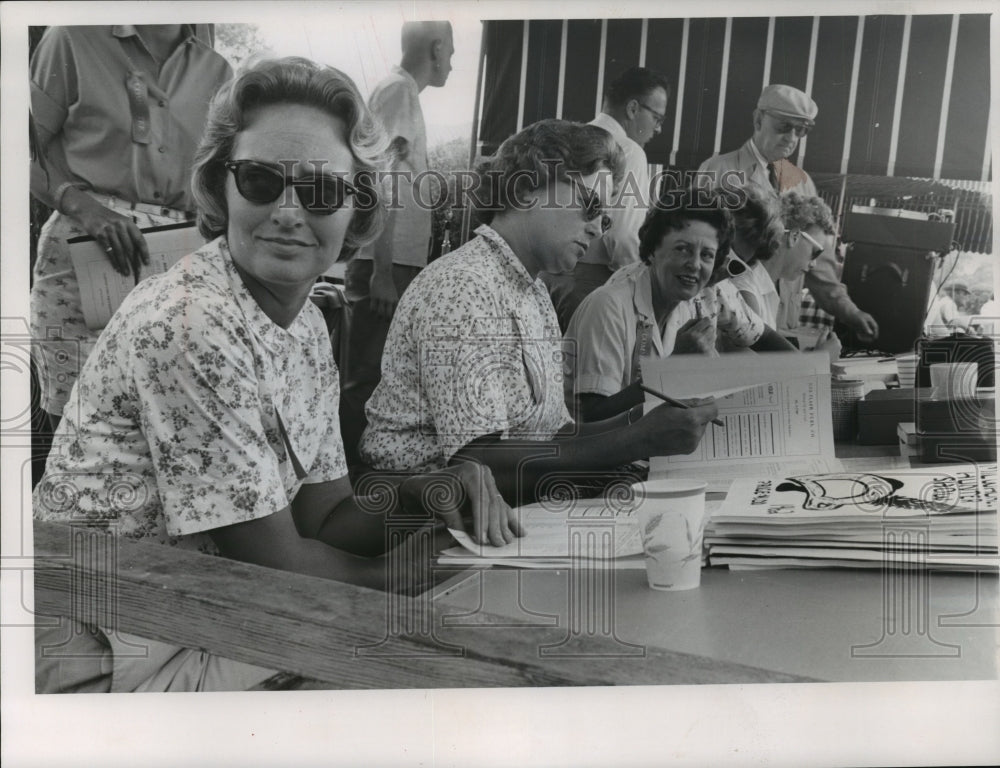 1962 Press Photo Hunter Horse show secretaries recording names and statistics - Historic Images