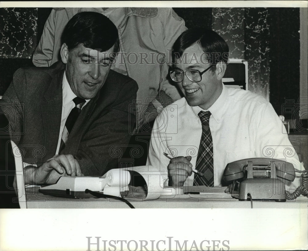 1982 Press Photo J.M. Davis, Leon Janssen Work an Adding Machine Post-Election - Historic Images