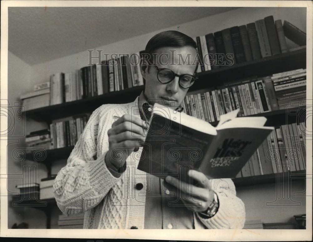 1974 Press Photo John W. Dean III Reading in His Den - Historic Images