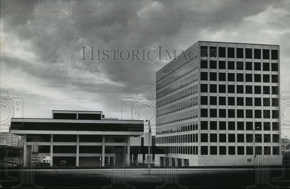 1974 Press Photo MGIC Plaza in Downtown Milwuakee - Historic Images