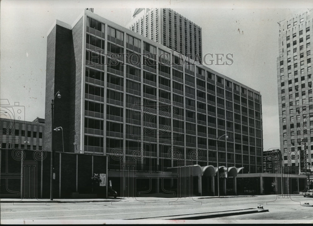 1974 Press Photo Hotel in Downtown Milwaukee, Motor Inn - Historic Images