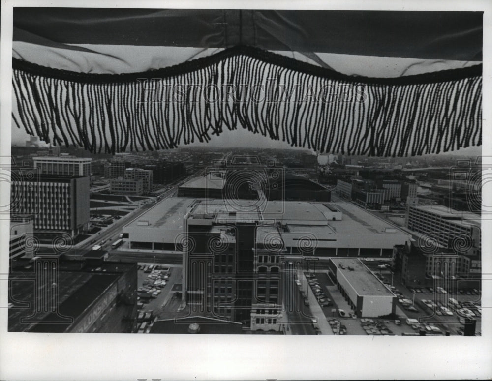 1974 Press Photo view of central Downtown Milwaukee features the Auditorium - Historic Images