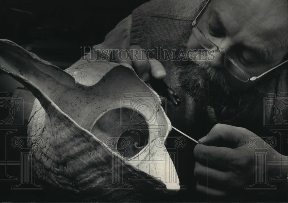 1987 Press Photo Archeologist David Overstreet peers at conch; Milwaukee Museum - Historic Images