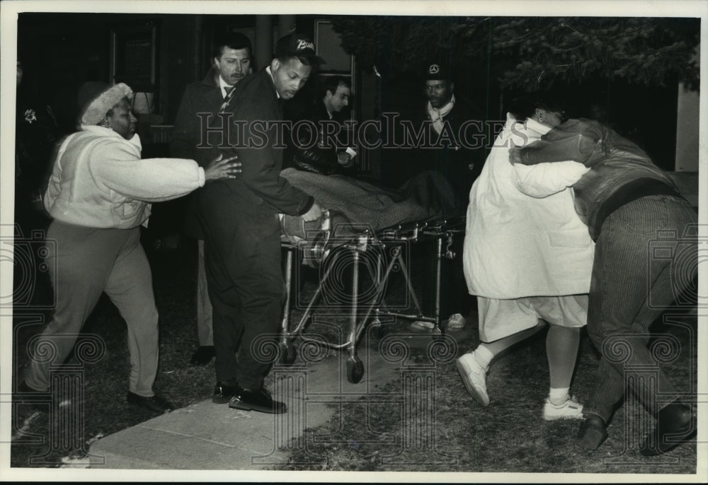 1989 Press Photo Family members arrive at the scene of a shooting, Milwaukee-Historic Images