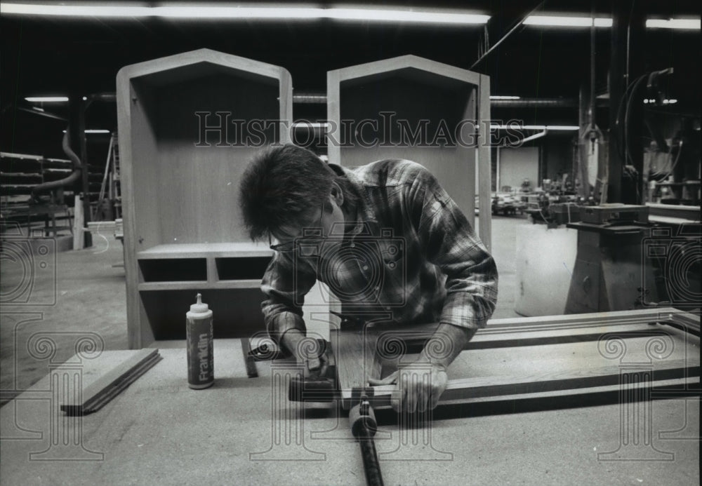 1993 Press Photo Woodworker Steven Salfer building Cabinet Door - mja91128 - Historic Images