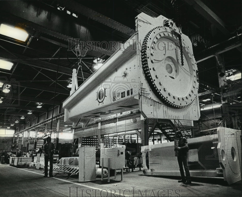 1981 Press Photo An Offshore crane, suspended by two overhead cranes, New Berlin - Historic Images