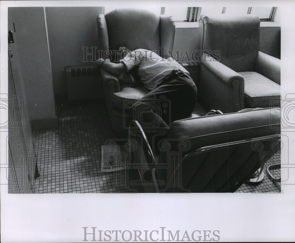 1963 Press Photo a Milwaukee Journal personnel sleeping in the men&#39;s washroom-Historic Images