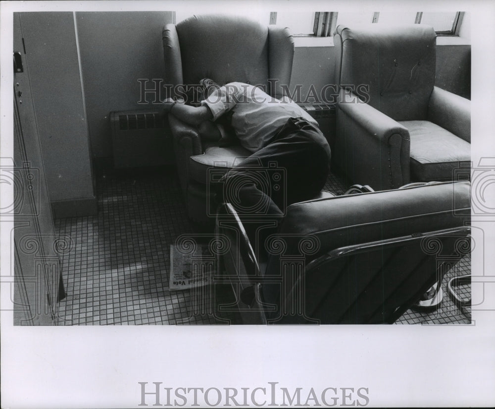 1963 Press Photo a Milwaukee Journal personnel sleeping in the men's washroom-Historic Images