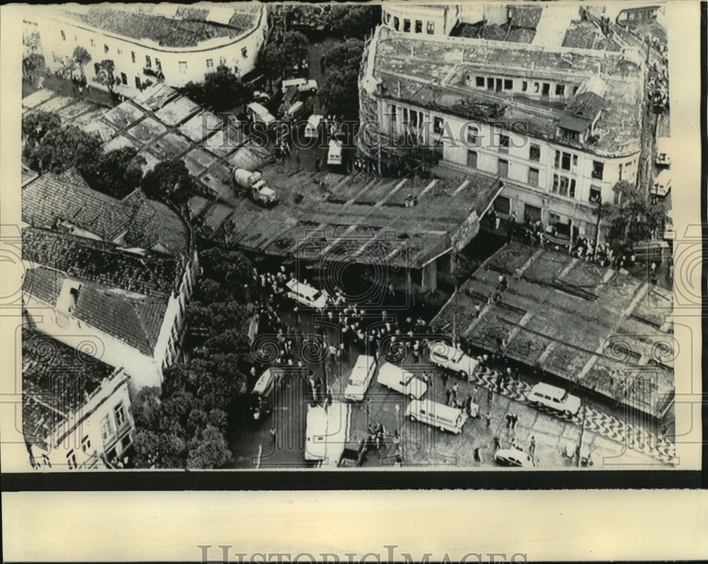 1971 Press Photo A viaduct under construction collapsed in Rio de Janeiro - Historic Images