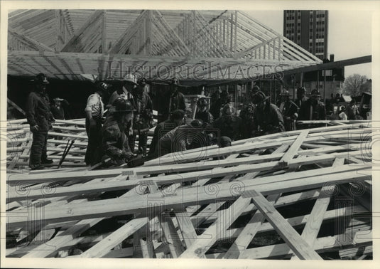 1986 Press Photo Firefighters removing Lee Jacoby after roof fell, Milwaukee-Historic Images