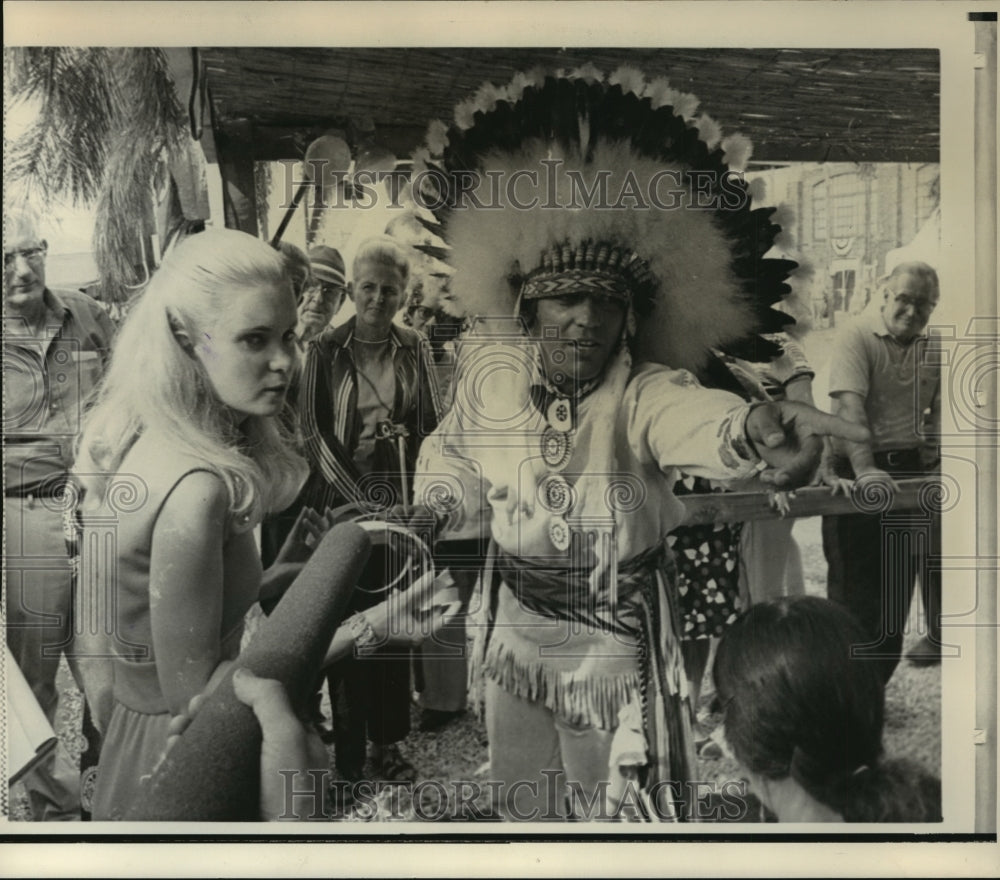 1972 Press Photo Tricia Nixon Cox and Chief George Greendeer at New Jersey Fair - Historic Images