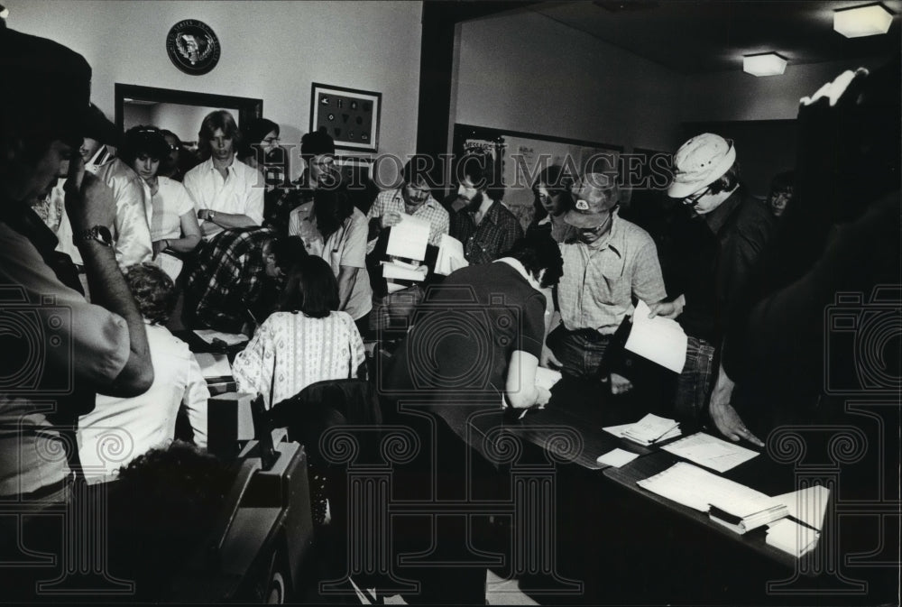 1980 Press Photo Cuban Refugees at Fort McCoy, Job Applicants wait in line - Historic Images