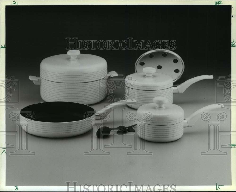 1987 Press Photo Regal Crown Series Cookware with porcelain exteriors-Historic Images