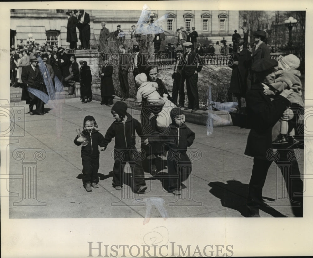 1936 Press Photo Mother hurrying with her children, Wisconsin - mja91258-Historic Images