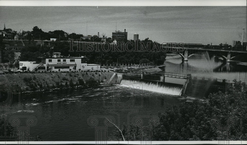 1973 The Milwaukee River Dam - Historic Images