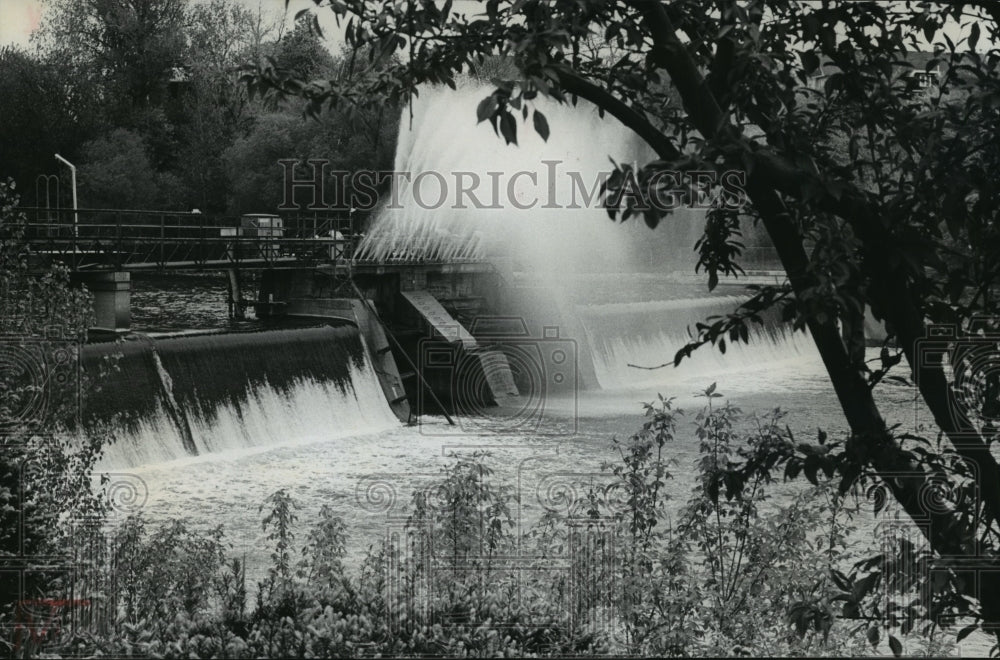 1979 Press Photo North Avenue Dam sprays over the Milwaukee River - mja91292 - Historic Images