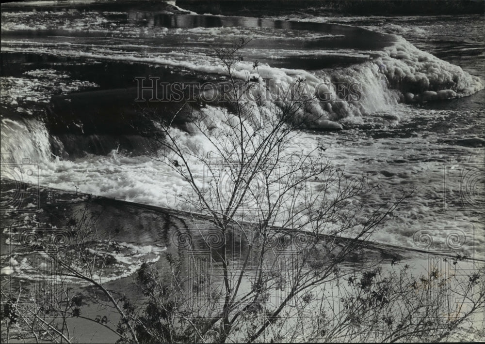 1983 Press Photo Milwaukee River in Glendale's Kletzsch Park - mja91297 - Historic Images