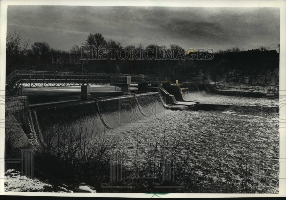 1990 Press Photo Milwaukee River at North Avenue Dam. - mja91299 - Historic Images