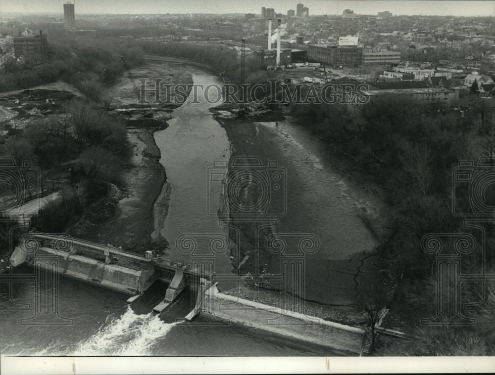 1991 Press Photo View of Milwaukee River&#39;s North Avenue Dam toward North Avenue - Historic Images