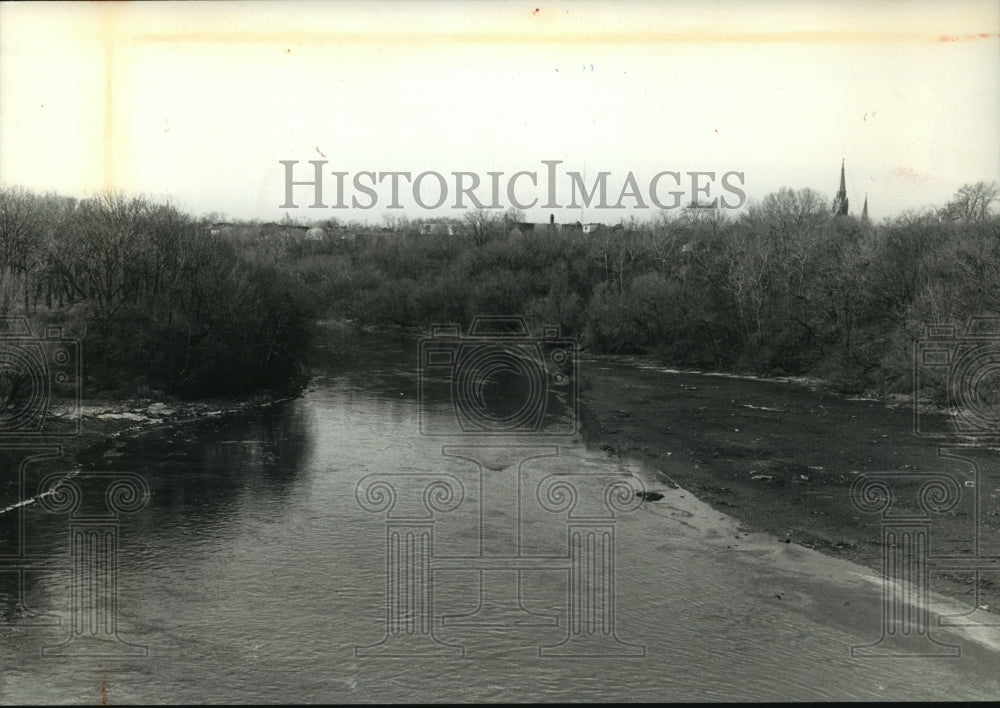 1991 Press Photo mud flats near Locust St Bridge on Milwaukee River - mja91302 - Historic Images