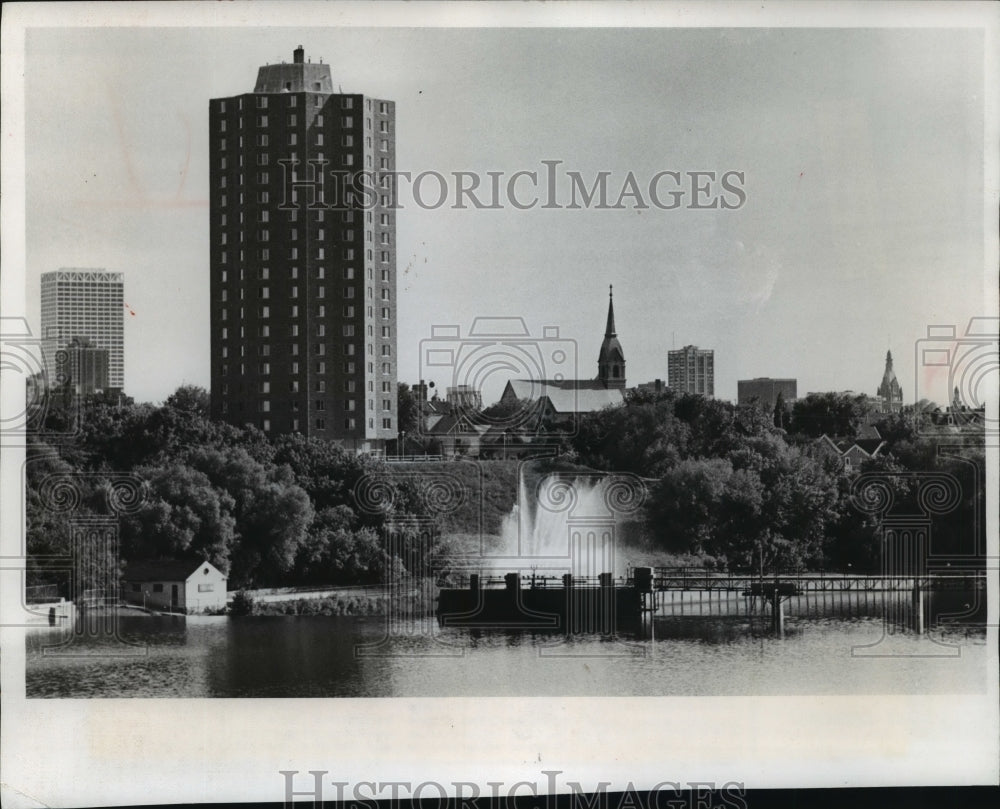 1977 Press Photo fountain like spray by Terris on Milwaukee river North ave dam - Historic Images
