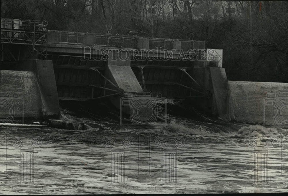 1991 Press Photo Milwaukee River is drawn down with North Avenue Dam open - Historic Images