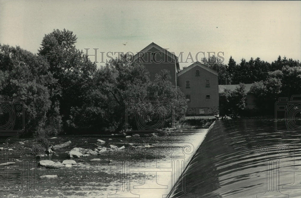 1983 Press Photo Milwaukee River dam at Waubeka in Ozaukee County near feed mill - Historic Images