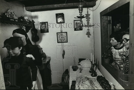 1981 Press Photo Jewish Home exhibit at Milwaukee Museum - mja91325-Historic Images