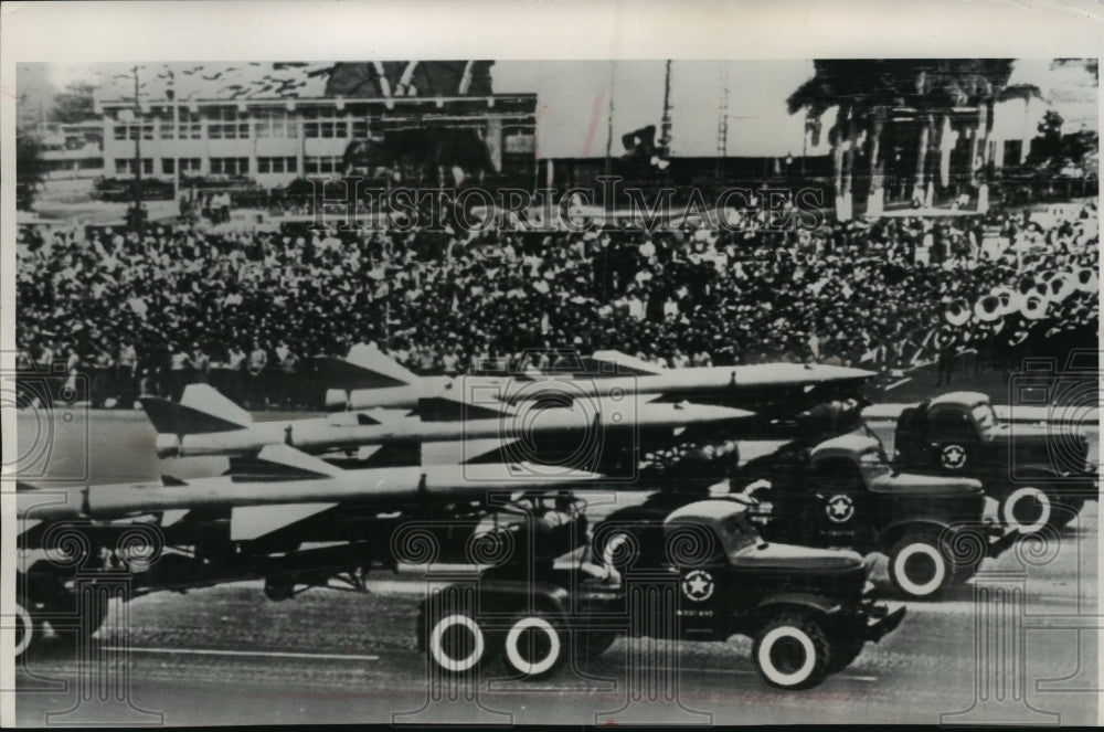 1964 Press Photo rockets pass through Revolution plaza in Havana, Cuba, parade - Historic Images