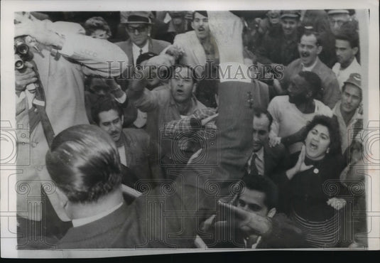 1960 Press Photo Juan P. Lejendio face angry crowd on departure from Cuba. - Historic Images