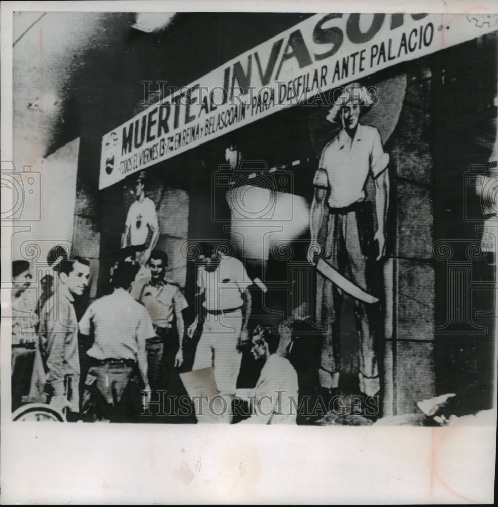 1961 Press Photo Cubans stood under a banner, that says &quot;Death to the Invader&quot; - Historic Images