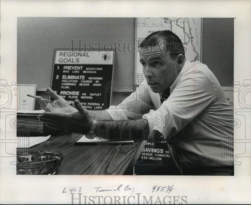 1978 Press Photo Assistant Chief Engineer Frank Dalton Discusses Deep Tunnel - Historic Images