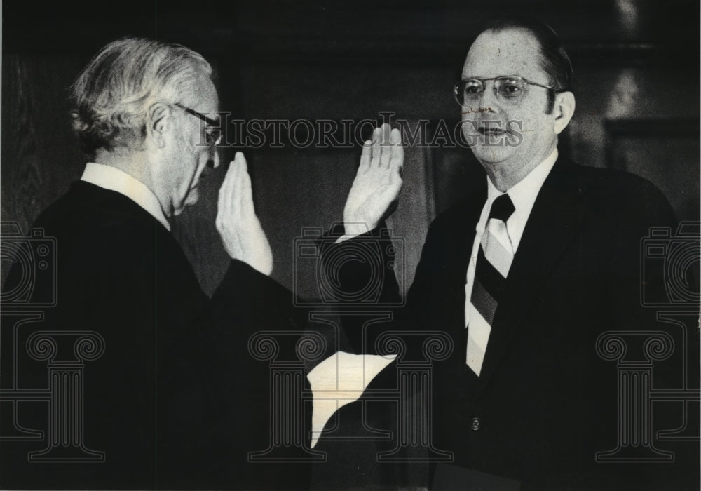 1979 Press Photo Richard Cudahy sworn in at the Milwaukee Federal Building. - Historic Images