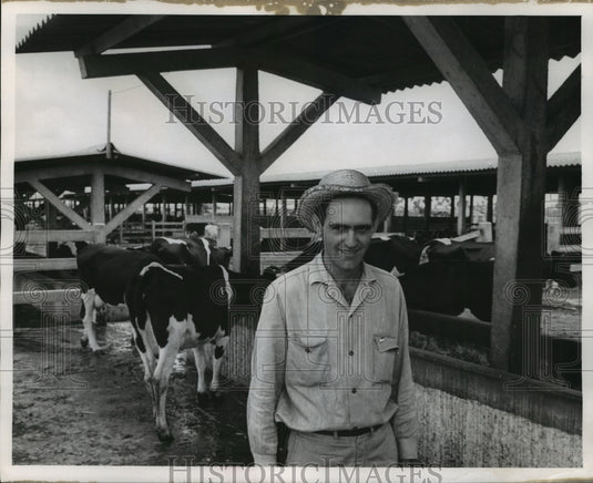 1967 Press Photo Les Pinos state farm manager Miguel Obregon Martinez with cows - Historic Images